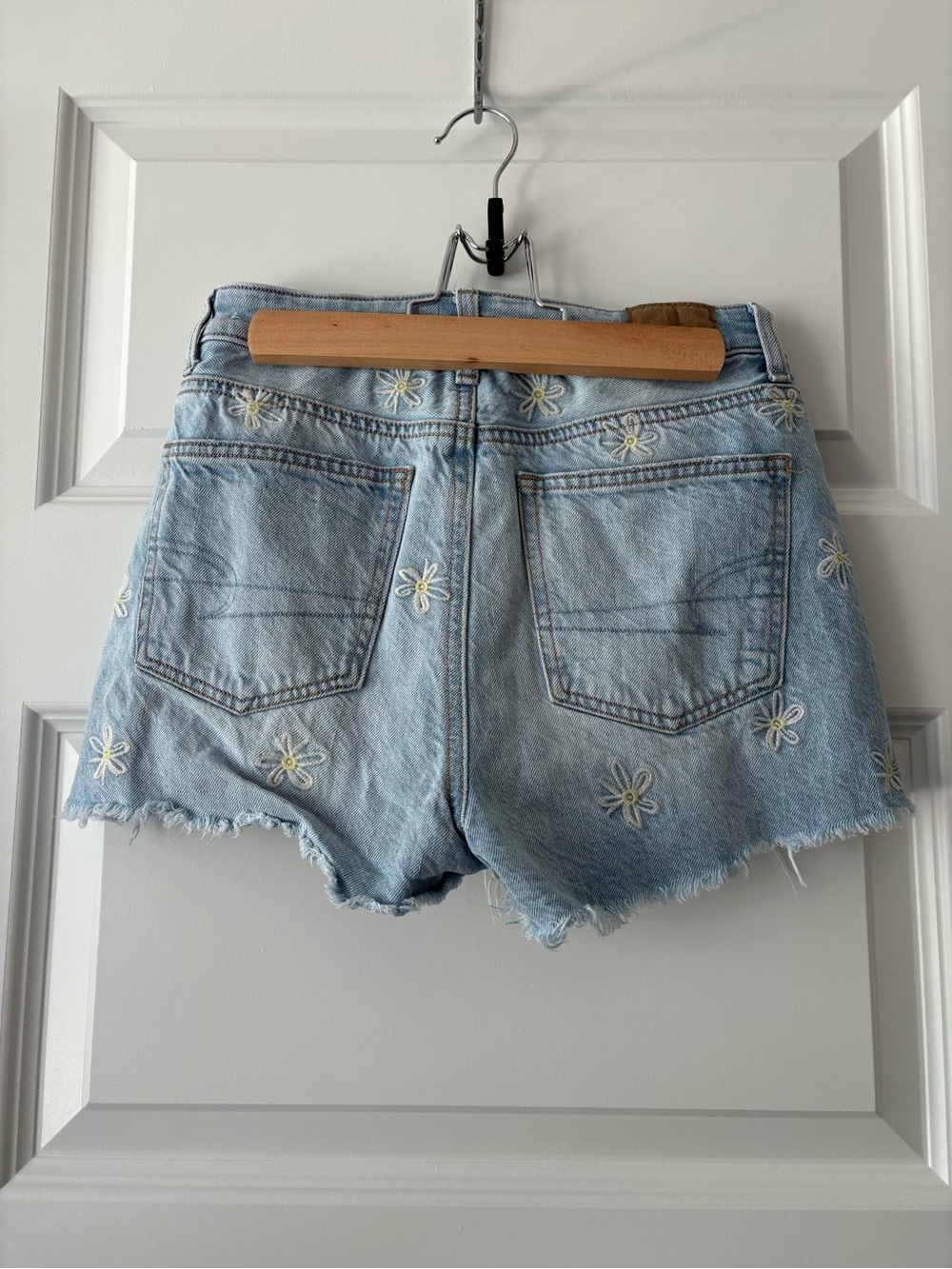 American Eagle Light Wash Daisy Embroidered Distressed Denim Shorts Size 00 - Picture 5 of 8